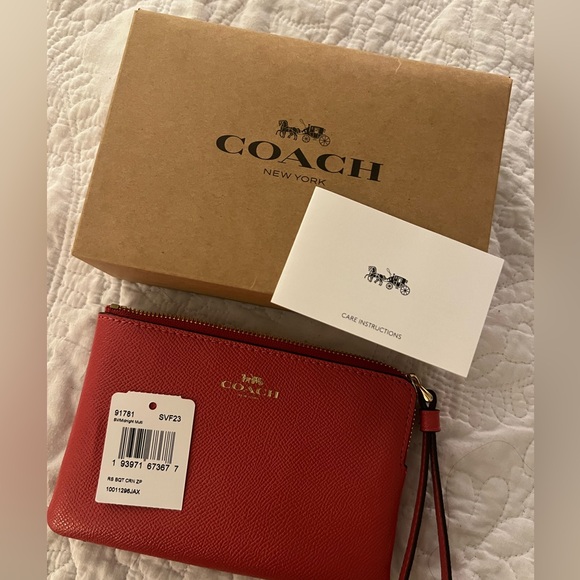 NEVER USED COACH Corner Zip Wristlet - Picture 2 of 5